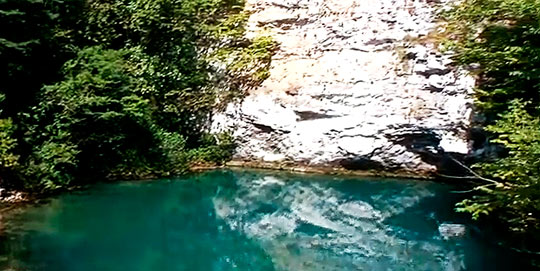 Миниатюрное озеро с ярко-голубой водой