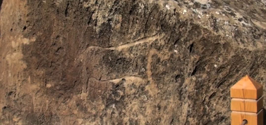Петроглифы, высеченные на стенах пещер и скал