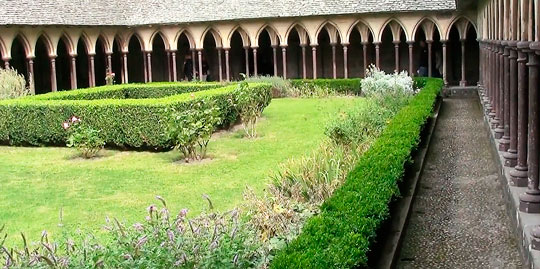 Чудо аббатства Мон Сен Мишель – Монастырский дворик