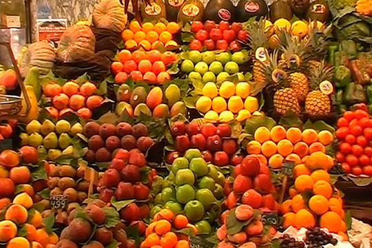 Огромный выбор ягод, фруктов и овощей на рынке Боккерия